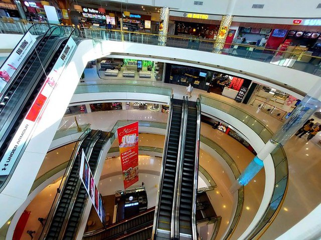  Cảnh vắng vẻ ít thấy tại các trung tâm mua sắm sầm uất bậc nhất TPHCM  - Ảnh 3.