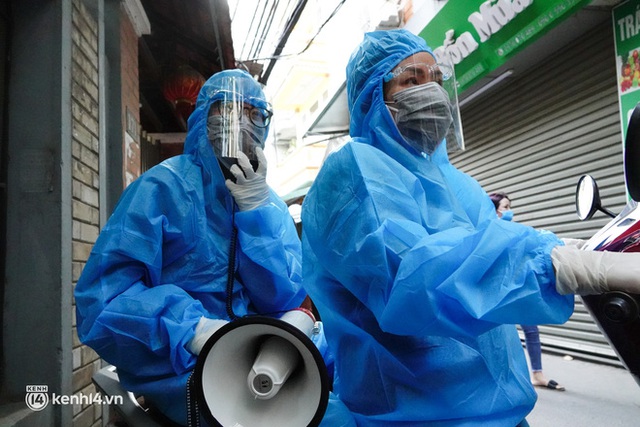 Hà Nội: Cận cảnh lấy mẫu xét nghiệm, phun khử khuẩn ở ổ dịch phường Phú Đô có 125 ca F0 - Ảnh 7.