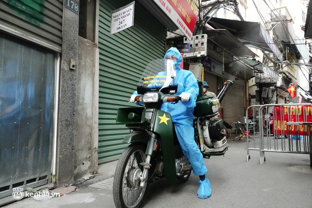 Hà Nội: Cận cảnh lấy mẫu xét nghiệm, phun khử khuẩn ở ổ dịch phường Phú Đô có 125 ca F0 - Ảnh 9.