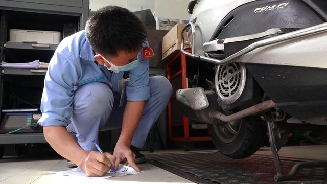 Cận cảnh điểm đo khí thải, đổi xe máy cũ lấy xe mới ở Hà Nội - Ảnh 9.