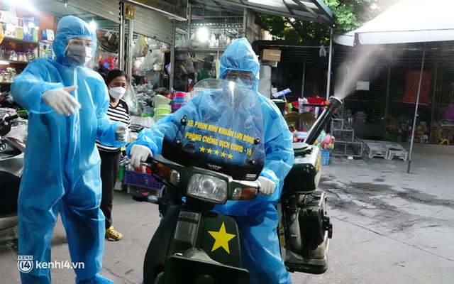 Hà Nội: Cận cảnh lấy mẫu xét nghiệm, phun khử khuẩn ở ổ dịch phường Phú Đô có 125 ca F0 - Ảnh 11.