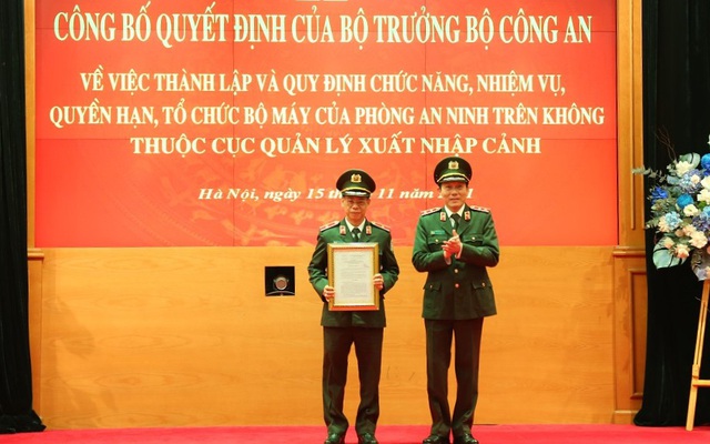 Trung tướng Lương Tam Quang - Thứ trưởng Bộ Công an trao quyết định thành lập Phòng An ninh trên không. (Ảnh: Công Nghiệp BCA)