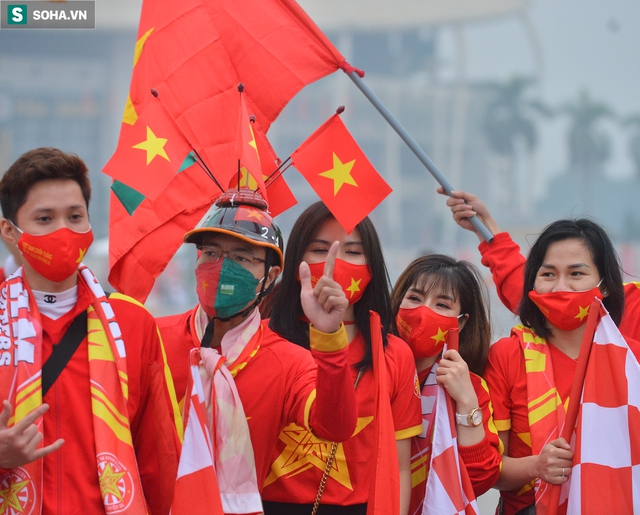 Á hậu Huyền My đến sân Mỹ Đình cổ vũ cho đội tuyển Việt Nam trong trận gặp Ả Rập Xê Út - Ảnh 3.