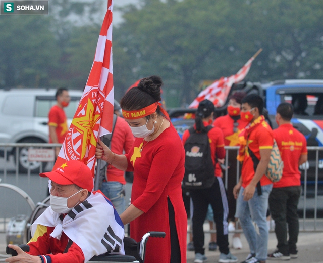 Á hậu Huyền My đến sân Mỹ Đình cổ vũ cho đội tuyển Việt Nam trong trận gặp Ả Rập Xê Út - Ảnh 4.