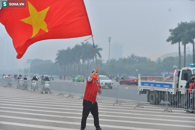 Á hậu Huyền My đến sân Mỹ Đình cổ vũ cho đội tuyển Việt Nam trong trận gặp Ả Rập Xê Út - Ảnh 6.