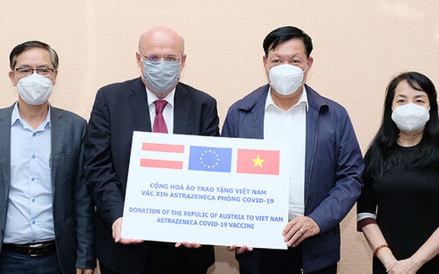 Thứ trưởng Bộ Y tế Đỗ Xuân Tuyên tiếp nhận 50.000 liều vaccine phòng COVID-19 AstraZeneca của Cộng hòa Áo tặng Việt Nam từ Ngài Hans-Peter Glanzer, Đại sứ Áo tại Việt Nam (Ảnh: Trần Minh- SKĐS)