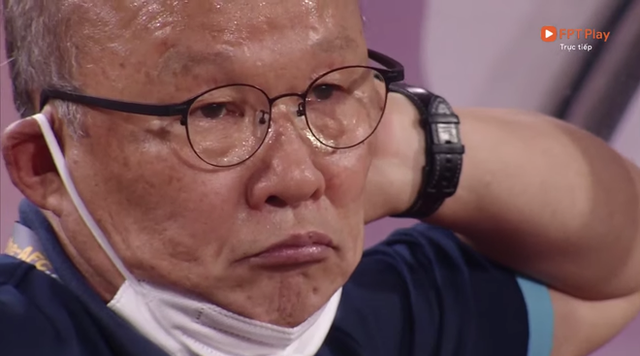 Khoảnh khắc buồn nhất hôm nay: Thầy Park khoé mắt đỏ hoe sau trận thua thứ 6 tại vòng loại World Cup 2022 - Ảnh 1.