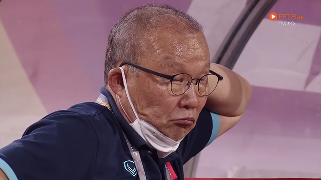 Khoảnh khắc buồn nhất hôm nay: Thầy Park khoé mắt đỏ hoe sau trận thua thứ 6 tại vòng loại World Cup 2022 - Ảnh 2.