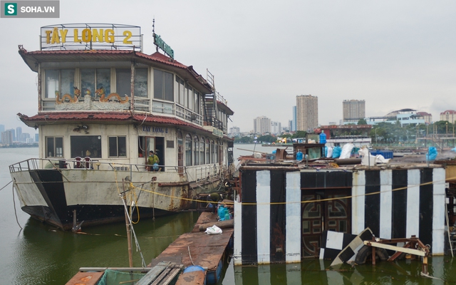 Cận cảnh dàn du thuyền từng có giá 70 tỷ ở Hồ Tây được tháo dỡ “bán đồng nát” - Ảnh 2.