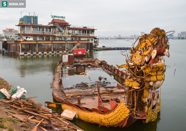 Cận cảnh dàn du thuyền từng có giá 70 tỷ ở Hồ Tây được tháo dỡ “bán đồng nát” - Ảnh 11.