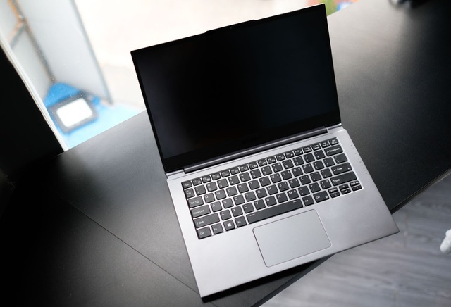 Mẫu laptop mới ra mắt này có giá phân nửa MacBook nhưng sở hữu nhiều tính năng xịn sò - Ảnh 2.