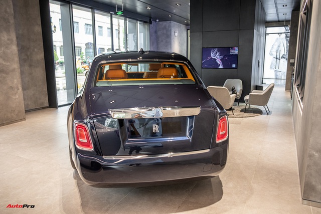 Thử làm khách VIP vào đại lý Rolls-Royce Việt Nam: Gửi xe 200.000 đồng, người ngoài không được tự ý mở cửa, ngồi thử xe gần 30 tỷ đồng - Ảnh 13.