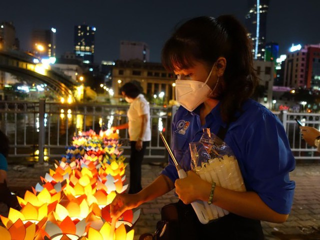 Lễ tưởng niệm đồng bào tử vong và cán bộ, chiến sĩ hy sinh do đại dịch COVID-19 - Ảnh 19.