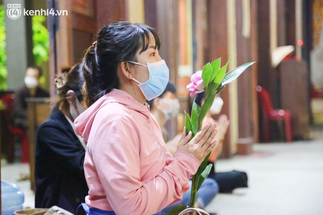 ẢNH: Người dân TP.HCM thắp hoa đăng, chắp tay cầu nguyện cho những nạn nhân đã mất trong đại dịch Covid-19 - Ảnh 5.
