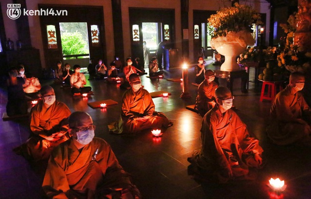 ẢNH: Người dân TP.HCM thắp hoa đăng, chắp tay cầu nguyện cho những nạn nhân đã mất trong đại dịch Covid-19 - Ảnh 6.