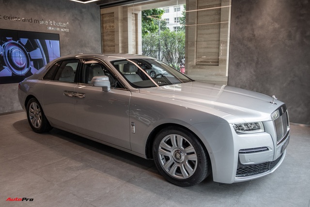 Thử làm khách VIP vào đại lý Rolls-Royce Việt Nam: Gửi xe 200.000 đồng, người ngoài không được tự ý mở cửa, ngồi thử xe gần 30 tỷ đồng - Ảnh 6.