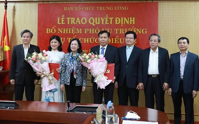 Lãnh đạo Ban Tổ chức Trung ương trao quyết định và chúc mừng các cán bộ được bổ nhiệm chức vụ mới.