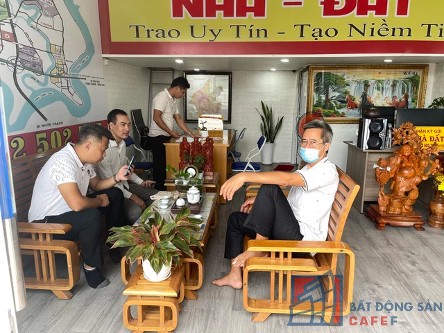 Môi giới Sài Gòn “quên ăn” dẫn khách đi xem đất - Ảnh 7.