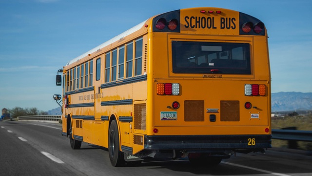 Vì sao xe cứu hỏa màu đỏ còn xe buýt trường học màu vàng, dù đều là xe ưu tiên: Câu hỏi trẻ con khiến 50 doanh nhân cứng họng, nhưng là mấu chốt thành công trong kinh doanh - Ảnh 1.