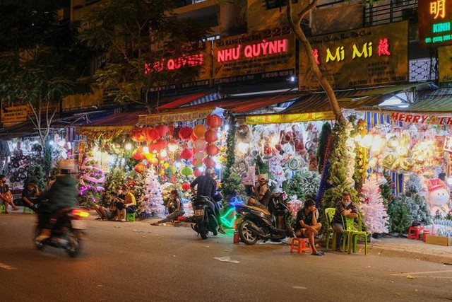 Cảnh vắng vẻ tại chợ bán đồ trang trí Giáng sinh nổi tiếng ở TPHCM - Ảnh 1.