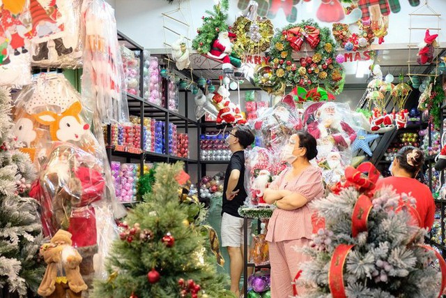 Cảnh vắng vẻ tại chợ bán đồ trang trí Giáng sinh nổi tiếng ở TPHCM - Ảnh 2.