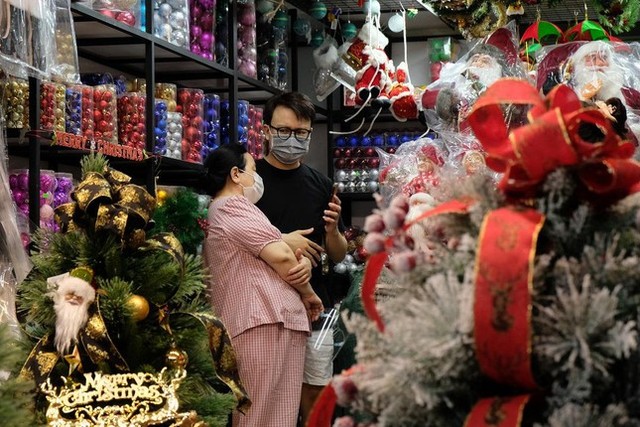 Cảnh vắng vẻ tại chợ bán đồ trang trí Giáng sinh nổi tiếng ở TPHCM - Ảnh 3.