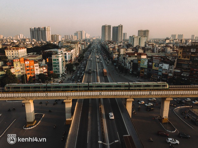 Những góc đẹp say đắm khi ngắm tàu Cát Linh - Hà Đông từ flycam, xứng danh “chuyến tàu của hoàng hôn”! - Ảnh 2.