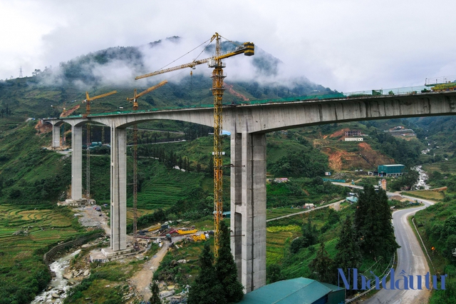 Cận cảnh thi công cây cầu cạn có trụ cao nhất Việt Nam - Ảnh 1.