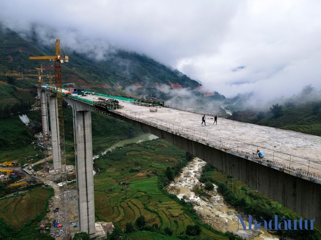 Cận cảnh thi công cây cầu cạn có trụ cao nhất Việt Nam - Ảnh 8.