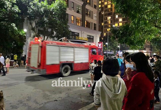 Hà Nội: Cháy căn hộ tầng 15 chung cư cao cấp, hàng trăm cư dân hoảng hốt tháo chạy trong đêm - Ảnh 4.