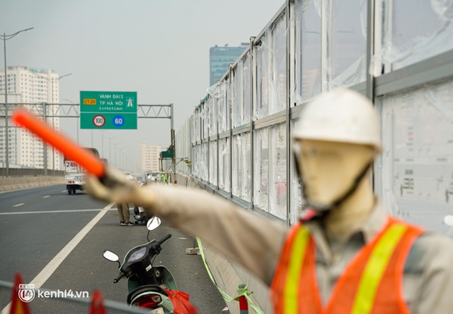 Cận cảnh 4.500 tấm chống ồn trên tuyến đường cao tốc đẹp nhất Hà Nội - Ảnh 8.