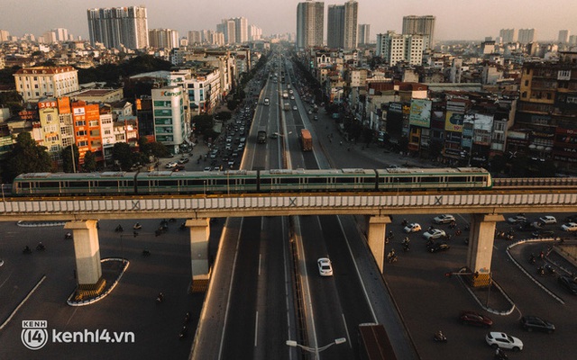 Những góc đẹp say đắm khi ngắm tàu Cát Linh - Hà Đông từ flycam, xứng danh “chuyến tàu của hoàng hôn”!