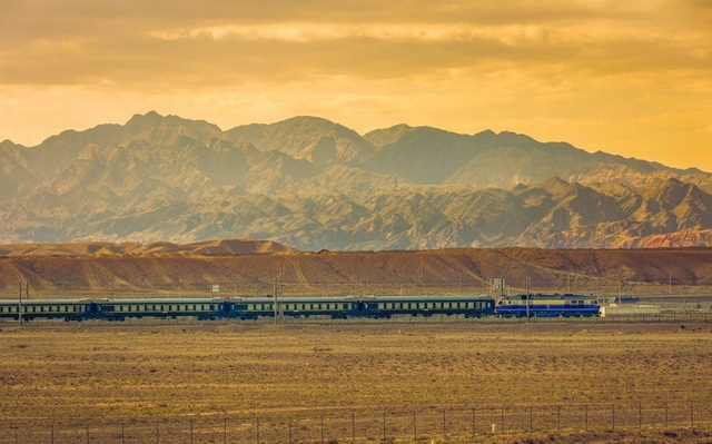Xây đường sắt giữa sa mạc, Trung Quốc gặp hàng loạt sự cố, "méo mặt" đổ thêm cả đống tiền