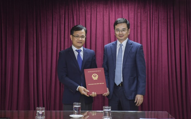 Phó Thống đốc Phạm Thanh Hà (bên phải) trao Quyết định cho ông Phạm Chí Quang (bên trái). Ảnh: SBV