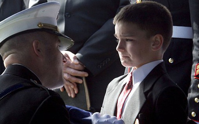 Cậu bé cắn chặt môi để không bật khóc trong bức ảnh "nỗi đau mất cha" khiến cả thế giới rơi nước mắt nhiều năm trước giờ ra sao?