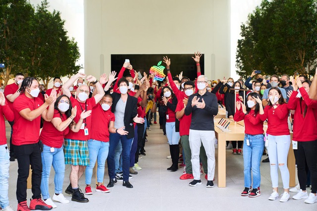 Người Việt sang Mỹ tham dự khai trương Apple Store, gặp mặt cả Tim Cook nhưng vẫn không thể mua được iPhone 13 Pro Max - Ảnh 1.