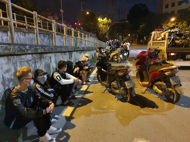 Hà Nội: Vây bắt hơn 40 quái xế độ tuổi học sinh náo loạn đường phố trong đêm - Ảnh 2.
