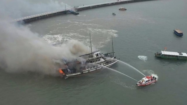  Hai tàu du lịch bốc cháy dữ dội trên vịnh Hạ Long  - Ảnh 2.