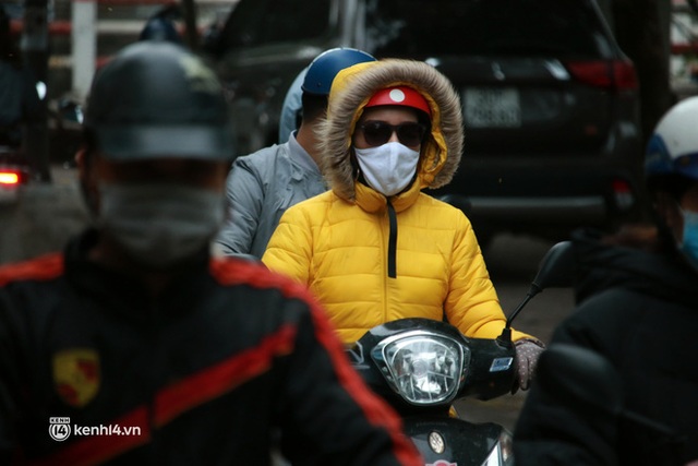Hà Nội: Không khí lạnh bao trùm sáng đầu tuần, người dân phải mặc thêm áo mưa chống rét dù trời tạnh ráo - Ảnh 11.