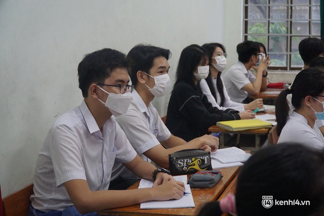  Ảnh: Học sinh lớp 12 ở Đà Nẵng hào hứng trong ngày đầu đến trường sau kỳ nghỉ hè dài hơn nửa năm  - Ảnh 11.
