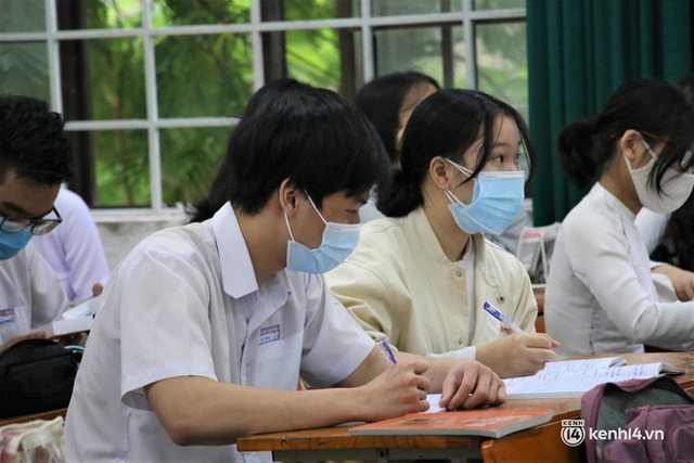  Ảnh: Học sinh lớp 12 ở Đà Nẵng hào hứng trong ngày đầu đến trường sau kỳ nghỉ hè dài hơn nửa năm  - Ảnh 12.