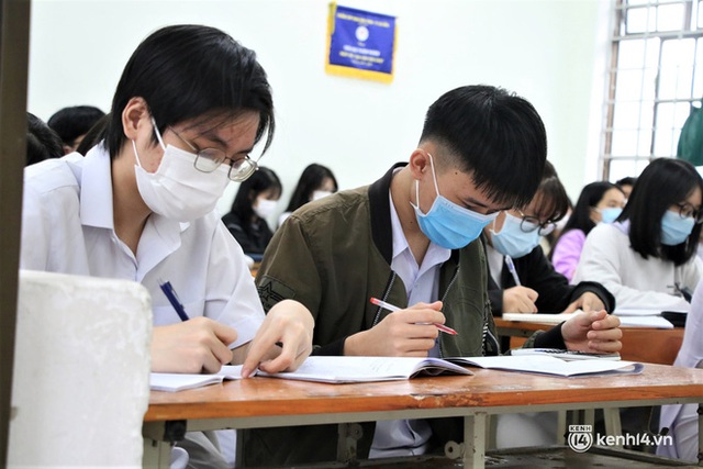  Ảnh: Học sinh lớp 12 ở Đà Nẵng hào hứng trong ngày đầu đến trường sau kỳ nghỉ hè dài hơn nửa năm  - Ảnh 13.