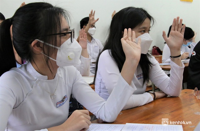  Ảnh: Học sinh lớp 12 ở Đà Nẵng hào hứng trong ngày đầu đến trường sau kỳ nghỉ hè dài hơn nửa năm  - Ảnh 15.