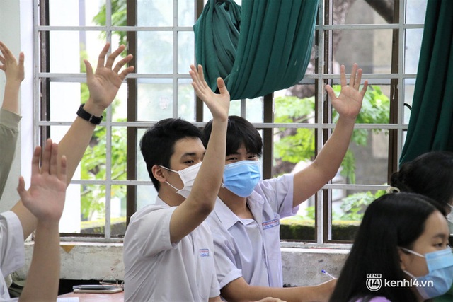  Ảnh: Học sinh lớp 12 ở Đà Nẵng hào hứng trong ngày đầu đến trường sau kỳ nghỉ hè dài hơn nửa năm  - Ảnh 16.