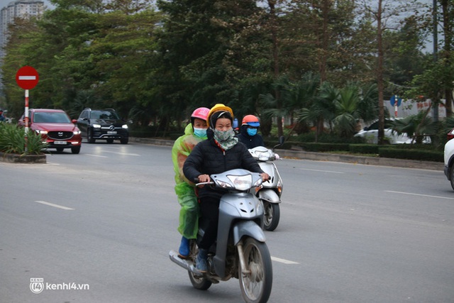 Hà Nội: Không khí lạnh bao trùm sáng đầu tuần, người dân phải mặc thêm áo mưa chống rét dù trời tạnh ráo - Ảnh 5.