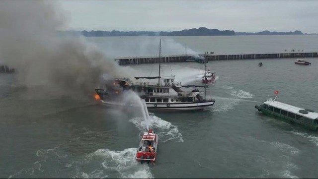  Hai tàu du lịch bốc cháy dữ dội trên vịnh Hạ Long  - Ảnh 6.