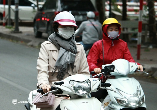 Hà Nội: Không khí lạnh bao trùm sáng đầu tuần, người dân phải mặc thêm áo mưa chống rét dù trời tạnh ráo - Ảnh 7.
