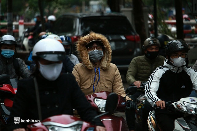 Hà Nội: Không khí lạnh bao trùm sáng đầu tuần, người dân phải mặc thêm áo mưa chống rét dù trời tạnh ráo - Ảnh 10.