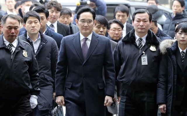 Núi tiền mặt 100 tỷ USD của Samsung: Khiến 'thái tử' Lee Jae-yong đau đầu, vội vã tới Mỹ tìm địa điểm xây nhà máy khi vừa ra tù