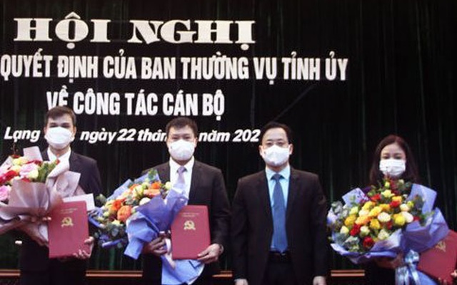 Phó Bí thư Thường trực Tỉnh ủy Lạng Sơn Hoàng Văn Nghiệm trao quyết định và chúc mừng các cán bộ được điều động, bổ nhiệm giữ chức vụ mới. Ảnh: LIỄU CHANG
 - Báo Lạng Sơn